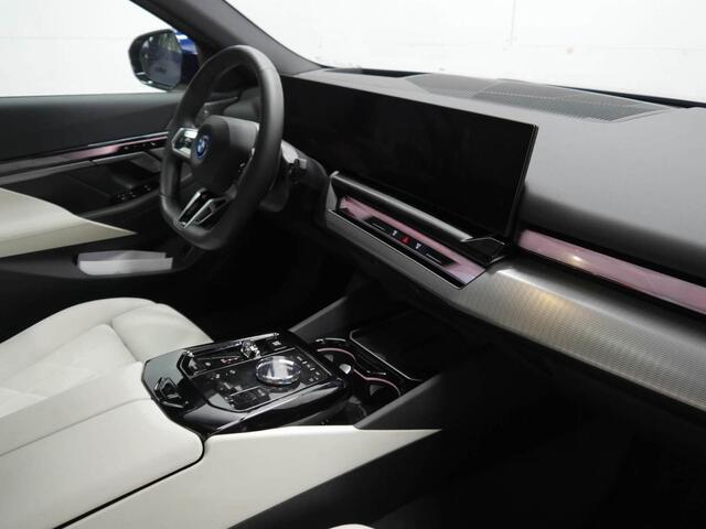 BMW 5-SERIE Touring 550e xDrive M-Sport Pro | Panorama | Trekhaak | Bowers & Wilkins Surround Sound | Stoelventilatie | 498 pk