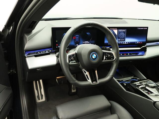 BMW 5-SERIE Sedan 550e xDrive M Sportpakket | Adaptief Onderstel Professional | Driving Assistant | Harman Kardon | 20''
