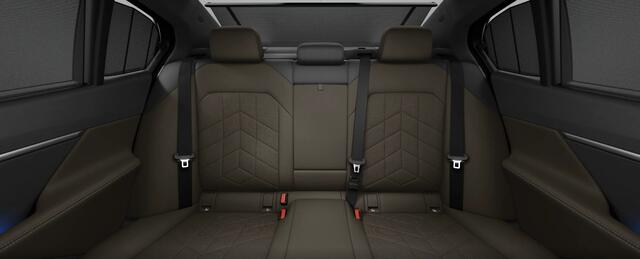 BMW 5-SERIE 520i M-Sport HeadUp H/K Pano Driving Pro Trekhaak Stoelventilatie