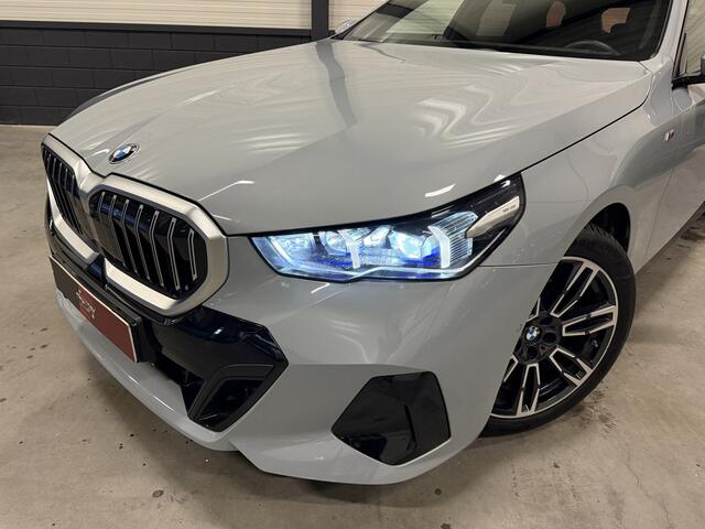 BMW 5-SERIE Touring 520i M-Sport BROOKLYN-GRAU/PANO/TREKHAAK/H&K/HEAD-UP/360CAMERA/VENTILATIE//DRIVING ASS.PRO/ADAPTIVE-LED/19"M-SPORT/STANDKACHEL/NIEUWPRIJS ¤ 94.454,-, NU 9 MAANDEN OUD ¤ 65.850,-!!!!!