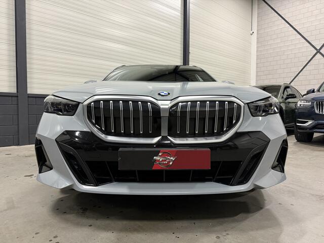 BMW 5-SERIE Touring 520i M-Sport BROOKLYN-GRAU/PANO/TREKHAAK/H&K/HEAD-UP/360CAMERA/VENTILATIE//DRIVING ASS.PRO/ADAPTIVE-LED/19"M-SPORT/STANDKACHEL/NIEUWPRIJS ¤ 94.454,-, NU 9 MAANDEN OUD ¤ 65.850,-!!!!!
