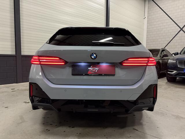 BMW 5-SERIE Touring 520i M-Sport BROOKLYN-GRAU/PANO/TREKHAAK/H&K/HEAD-UP/360CAMERA/VENTILATIE//DRIVING ASS.PRO/ADAPTIVE-LED/19"M-SPORT/STANDKACHEL/NIEUWPRIJS ¤ 94.454,-, NU 9 MAANDEN OUD ¤ 65.850,-!!!!!