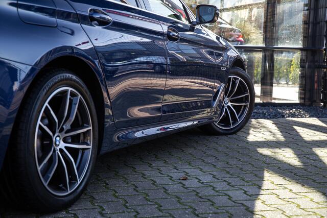 BMW 5-SERIE Touring 530e xDrive High Executive M-Sport , 4 wielsturing Panoramadak, Adap. cruise, Trekhaak,