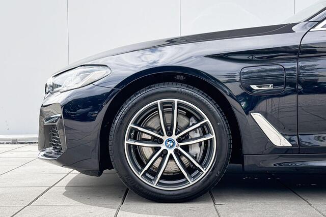 BMW 5-SERIE Sedan 545e xDrive M-Sport Co-Pilot Pack / Schuif- Kanteldak / Comfort Acces / Volledig Individuaal Interieur / Zonneschermen achter / Head Up Display / 4 zone Airco