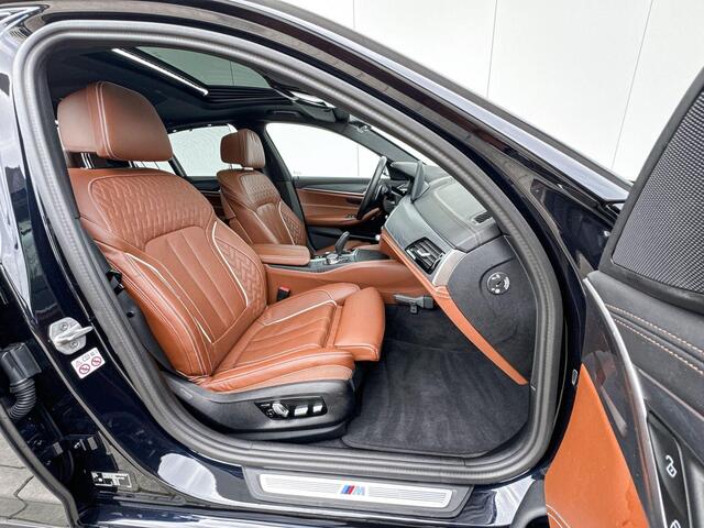 BMW 5-SERIE Sedan 545e xDrive M-Sport Co-Pilot Pack / Schuif- Kanteldak / Comfort Acces / Volledig Individuaal Interieur / Zonneschermen achter / Head Up Display / 4 zone Airco