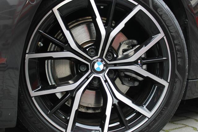 BMW 5-SERIE 520i Business Edition Plus M-Sport - Schuif kanteldak - Laserlight - 19 inch Goed onderhouden