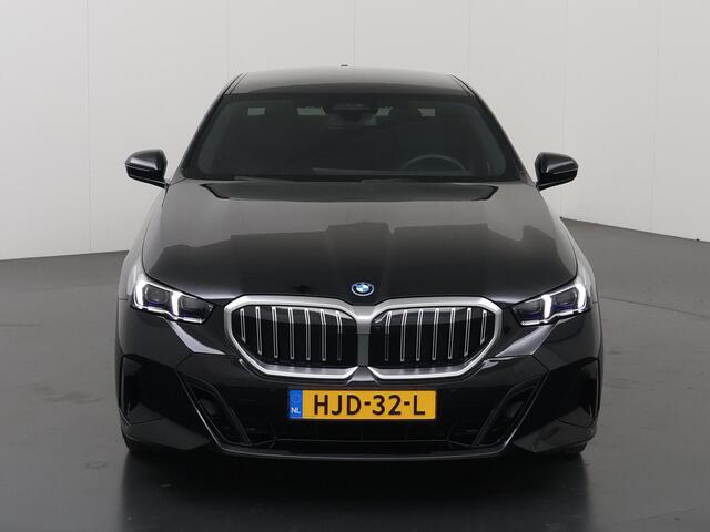 BMW 5-SERIE 550e xDrive | M-Pakket | Comfortstoelen + Memory | Adaptief Onderstel | Comfort-Pakket | Panoramadak | Driving Assistant Professional | Shadow Line | Adaptieve LED Verlichting | DAB | Bowers & Wilkins Surround |