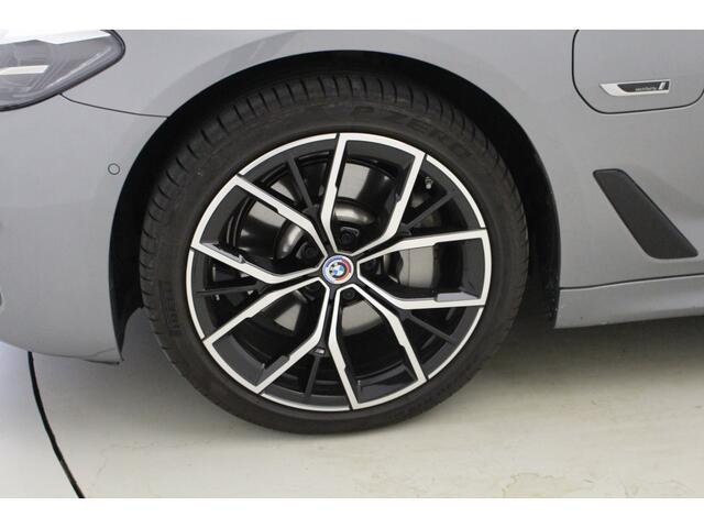 BMW 5-SERIE 530e M-Sport | 19" | Trekhaak | Harman Kardon | Driving Assistant Professional | High Executive | Comfortzetels