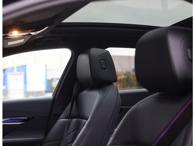 BMW 5-SERIE 550e xDrive | M-Performance - Pano - Trekhaak - HUD - B&W