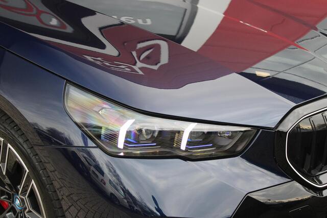 BMW 5-SERIE 550e 490PK xDRIVE | ICONIC GLOW GRILL | PANORAMA DAK | MEESTURENDE ACHTERAS | STUUR VERWARMING | M SPORT PAKKET PRO | 20" LICHTMETALEN VELGEN | ZONNESCHERM ACHTERRUIT ELEKTRISCH | INTERIEURLIJSTEN M DONKERZILVER/CARBON FIBER | BOWERS & WILKINS AUDIO SYSTE