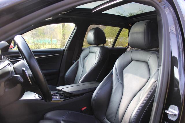 BMW 5-SERIE Touring 540i xDrive Touring M Sportpakket, Panoramadak, M leerstuurwiel, 4-zone, DAB, Grootlicht assistent, BMW Live Cockpit Professional, Adaptieve LED-koplamp, ect.