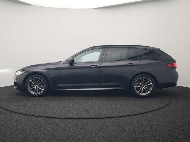 BMW 5-SERIE Touring 520e M Sport Plug In Hybrid 204pk Dealer O.H PHEV | Trekhaak af Fabriek | Adaptive Cruise | Alcantara Sportstoelen Verwarmd | Camera | Navi Pro | Sfeerverlichting | Apple Carplay |