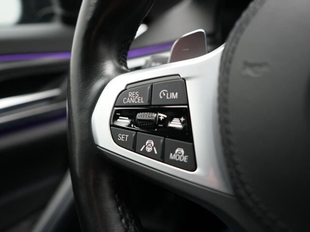 BMW 5-SERIE Touring 520e M Sport Plug In Hybrid 204pk Dealer O.H PHEV | Trekhaak af Fabriek | Adaptive Cruise | Alcantara Sportstoelen Verwarmd | Camera | Navi Pro | Sfeerverlichting | Apple Carplay |