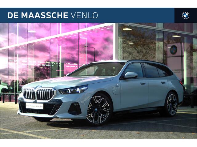 BMW 5-SERIE Touring 530e M Sport Automaat / Trekhaak / M Sportonderstel / Achteruitrijcamera / Comfort Access / Adaptieve LED / Stoelverwarming