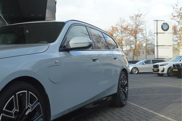 BMW 5-SERIE Touring 530e M Sport Automaat / Trekhaak / M Sportonderstel / Achteruitrijcamera / Comfort Access / Adaptieve LED / Stoelverwarming