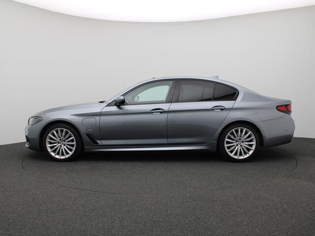 BMW 5-SERIE 545e xDrive High Executive 394PK Aut. M-Sport, Pano-Schuifdak, SOH 90%, M-Sport, Head-Up Display, Stoel-Stuurverwarming, Stoelkoeling, Memorystoel, 360gr. Camera, Keyless