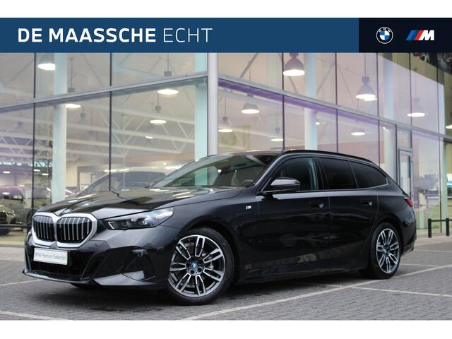 BMW 5-SERIE Touring 530e M Sport Automaat / Panoramadak / Trekhaak / Achteruitrijcamera / Adaptieve LED / M Sportonderstel / Stoelverwarming
