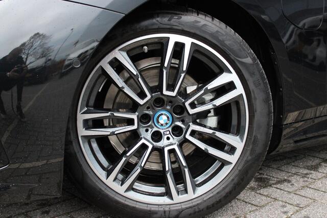 BMW 5-SERIE Touring 530e M Sport Automaat / Panoramadak / Trekhaak / Achteruitrijcamera / Adaptieve LED / M Sportonderstel / Stoelverwarming