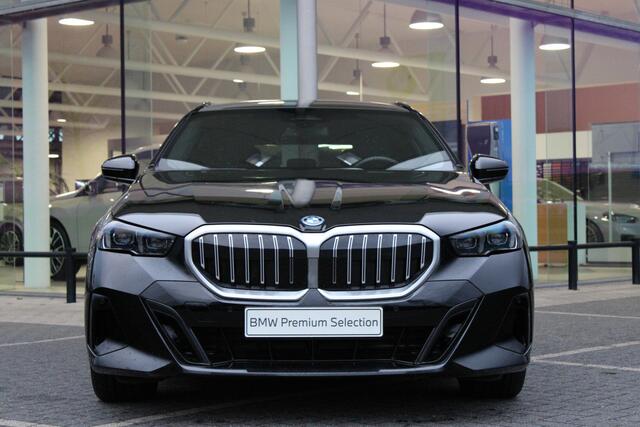 BMW 5-SERIE Touring 530e M Sport Automaat / Panoramadak / Trekhaak / Achteruitrijcamera / Adaptieve LED / M Sportonderstel / Stoelverwarming