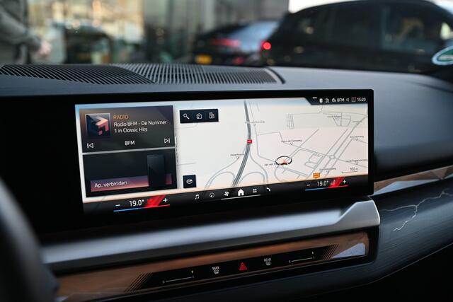 BMW 5-SERIE 550e xDrive M Sport Automaat / Trekhaak / Bowers & Wilkins / Parking Assistant Professional / Adaptieve LED / Stoelventilatie / Adaptief onderstel professional