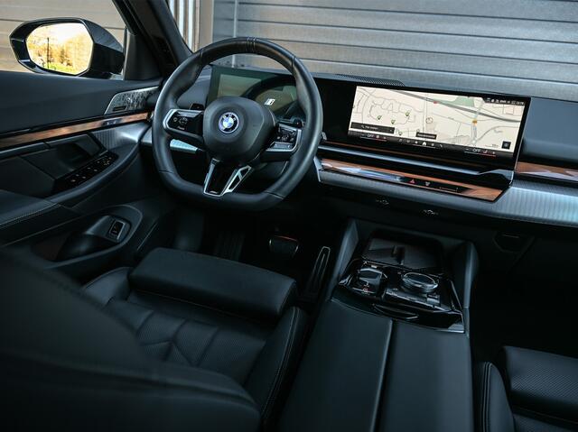 BMW 5-SERIE Touring 530e XDRIVE | SHADOW LINE | M-SPORT | COMFORT ACCESS | BOWERS & WILKINS | STUUR- EN STOELVERWARMING | ICONIC GRILL | ACTIVE CRUISE | 360 CAMERA | AMBIANCE | ASSISTANCE PLUS PAKKET | LEDER | EL. TREKHAAK