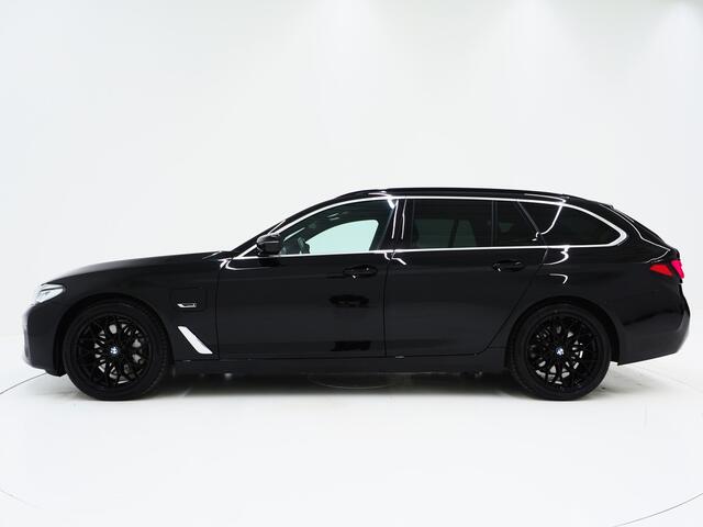 BMW 5-SERIE Touring 530e xDrive Business Edition Plus | Panoramadak | Camera | Sfeerverlichting | BLIS | Carplay