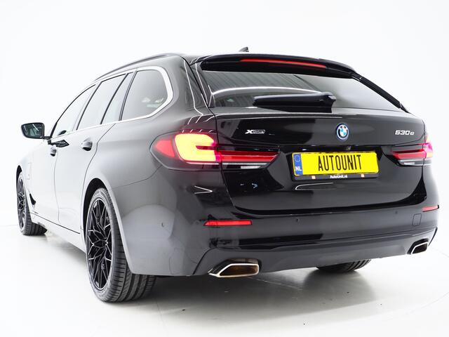 BMW 5-SERIE Touring 530e xDrive Business Edition Plus | Panoramadak | Camera | Sfeerverlichting | BLIS | Carplay