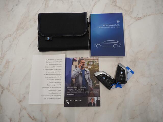 BMW 5-SERIE Touring 530e xDrive Business Edition Plus | Panoramadak | Camera | Sfeerverlichting | BLIS | Carplay