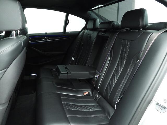 BMW 5-SERIE Sedan 530e M-Sportpakket / Schuifdak / Comfort stoelen / Head-up / Park assist / Alu wielen 20 inch