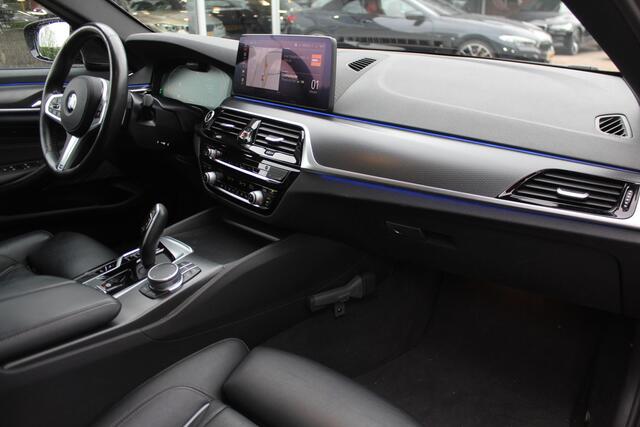 BMW 5-SERIE 530e xDrive High Exe. M Sport / Schuifdak / Camera / Head-up / 19'' / CarPlay / Harman Kardon / Leder / Dodehoek / Stoelverwarming4x / ACC