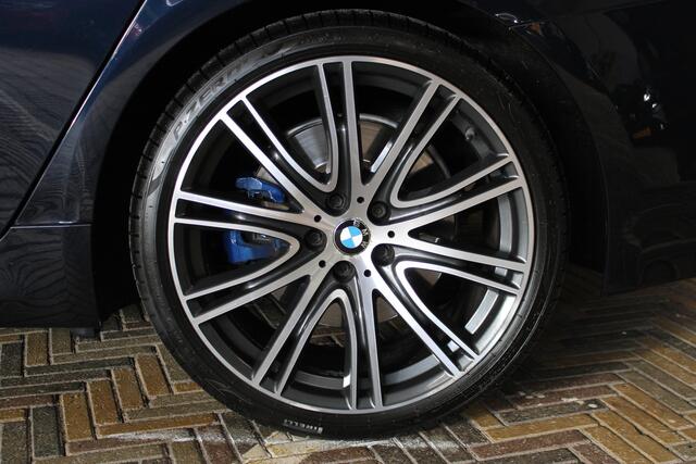 BMW 5-SERIE Touring 530i High Executive M-sport | Incl. 12 maanden garantie | 100% onderhouden | Memory-seats | Parkeercamera | Standkachel | Head-up display | Elektrisch uitklapbare trekhaak | Stoelverwarming | Climate control |