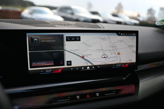 BMW 5-SERIE 550e xDrive High Executive M Sport Automaat / Panoramadak / Adaptief onderstel professional / Adaptieve LED / Parking Assistant Plus / Harman-Kardon / Stoelverwarming