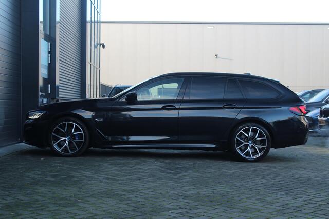 BMW 5-SERIE Touring 530e xDrive M-Sport | Panorama-dak | Comfort Stoelen | Harman & Kardon | Cruise Control Adaptief | Sfeerverlichting | Electrische Achterklep