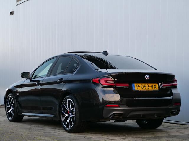 BMW 5-SERIE 520e Business Edition Plus 204 Pk Automaat Navi / Leer / Schuidak / Camera / Apple Carplay / M-pakket