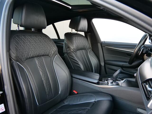 BMW 5-SERIE 520e Business Edition Plus 204 Pk Automaat Navi / Leer / Schuidak / Camera / Apple Carplay / M-pakket