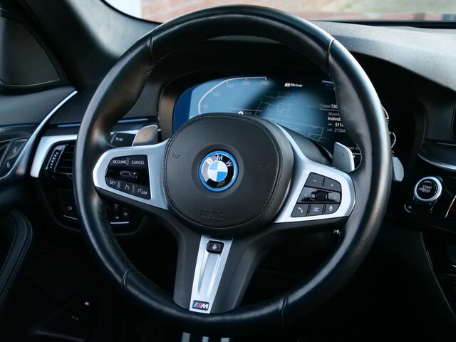 BMW 5-SERIE 520e Business Edition Plus 204 Pk Automaat Navi / Leer / Schuidak / Camera / Apple Carplay / M-pakket