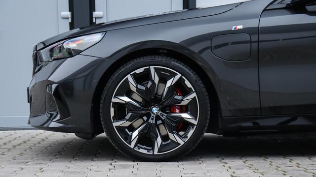 BMW 5-SERIE Touring 550e xDrive M-Sport Pro | Stoelventilatie | Harman/Kardon | Panoramadak | M Onderstel Professional | Head-up | Trekhaak