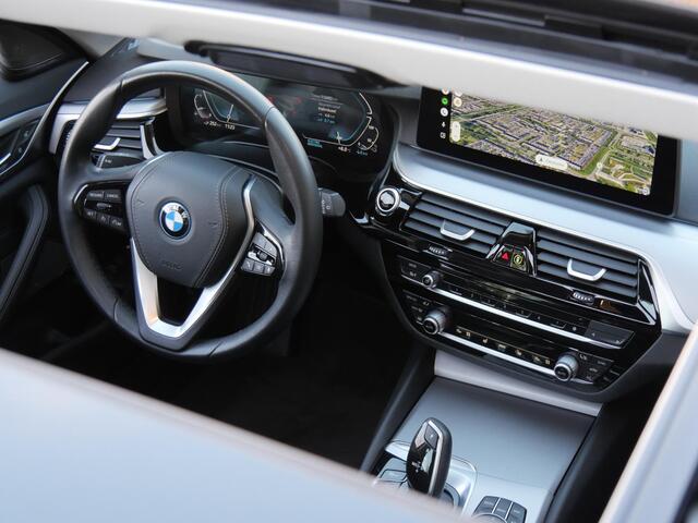 BMW 5-SERIE TOURING 530e/ PANORAMADAK/ HEAD-UP/ TREKHAAK/ H&K AUDIO/ LASER LED