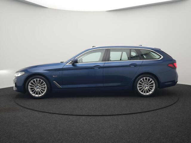 BMW 5-SERIE Touring 530e Sportline Plug In Hybrid 293pk Dealer O.H. PHEV | Panodak | Head Up | Adaptive Cruise | Laser LED | Lederen Sportstoelen Verwarmd | Apple Carplay | Sfeerverlichting | Navigatie | Virtual | Keyless | Blis | DAB |