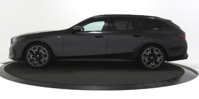 BMW 5-SERIE Touring 520i | M Sportpakket Pro | Voorstoelen verwarmd | Panoramadak | Harman/Kardon | Achteruitrijcamera | Iconic Glow |