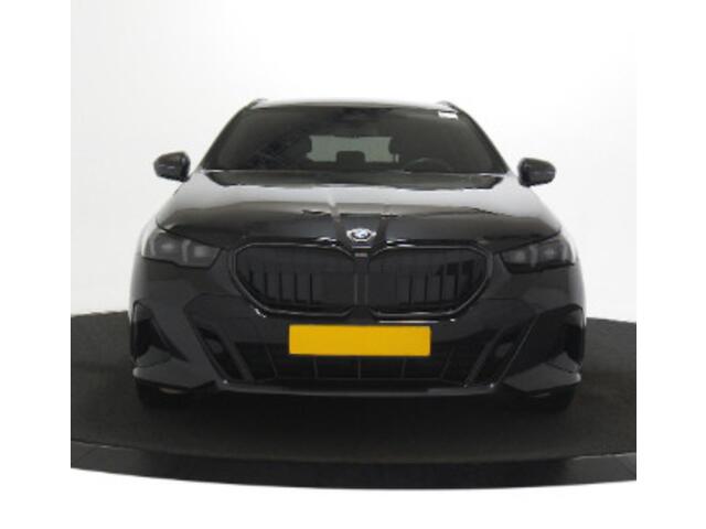 BMW 5-SERIE Touring 520i | M Sportpakket Pro | Voorstoelen verwarmd | Panoramadak | Harman/Kardon | Achteruitrijcamera | Iconic Glow |