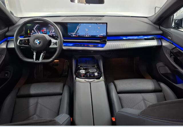 BMW 5-SERIE Touring 520i | M Sportpakket Pro | Voorstoelen verwarmd | Panoramadak | Harman/Kardon | Achteruitrijcamera | Iconic Glow |