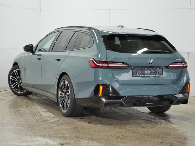 BMW 5-SERIE Touring 520i M-Sport | 19" | Panorama | Driving Assistant Plus | Harman Kardon | Trekhaak