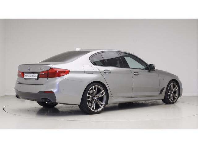 BMW 5-SERIE 540i M-Sport | Individual Donington Gray | M550i LM velgen | Trekhaak | Lederen dash | Harman Kardon | Trekhaak