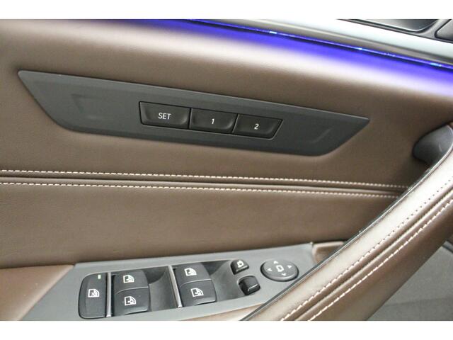 BMW 5-SERIE 540i M-Sport | Individual Donington Gray | M550i LM velgen | Trekhaak | Lederen dash | Harman Kardon | Trekhaak