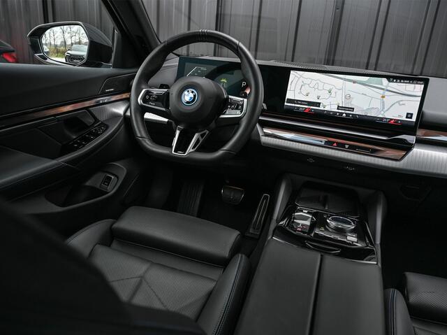 BMW 5-SERIE Touring 530e xDrive · M-Sport · Shadow Line · Panoramadak · Harman/Kardon · 360 Camera · Comfort Access · Stoel- en Stuurverwarming · Active Cruise · Ambiance · El. trekhaak