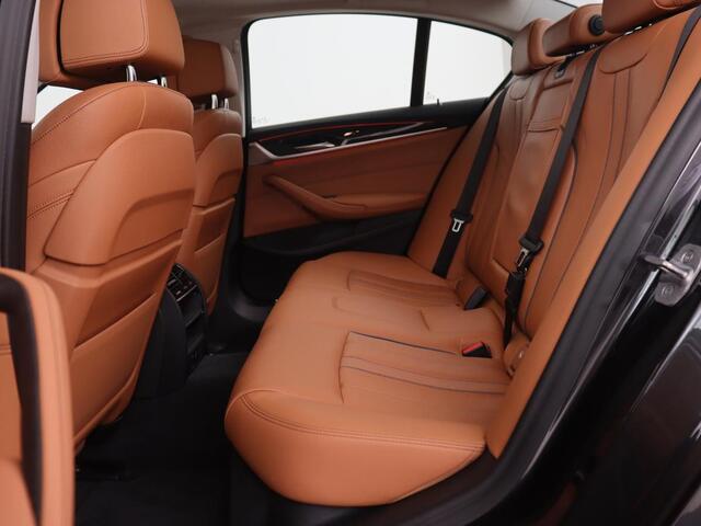 BMW 5-SERIE 540i High Executive | 51.800km NAP | Schuifdak | Luxury Line | Leder | 360 Camera | Comfortstoelen | Keyless | Stoelverwarming | Navigatie | Memory | Full LED | Dodehoek detectie | Park Assist