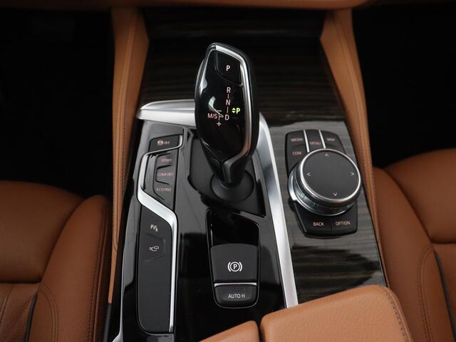 BMW 5-SERIE 540i High Executive | 51.800km NAP | Schuifdak | Luxury Line | Leder | 360 Camera | Comfortstoelen | Keyless | Stoelverwarming | Navigatie | Memory | Full LED | Dodehoek detectie | Park Assist