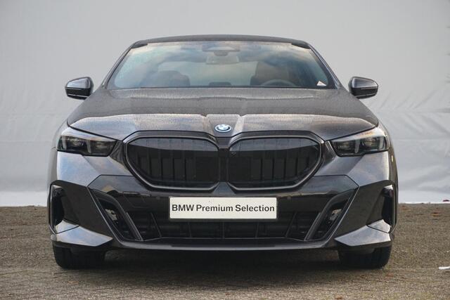 BMW 5-SERIE Touring 530e M Sportpakket Pro 20'' / Harman Kardon / Comfortstoelen met stoelventilatie / Driving Assistant Professional / Trekhaak