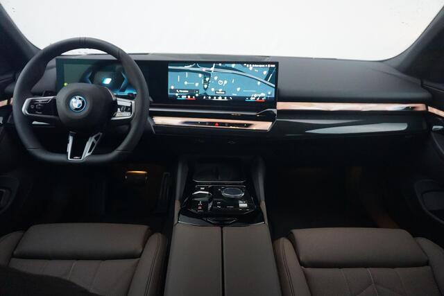 BMW 5-SERIE Touring 530e M Sportpakket Pro 20'' / Harman Kardon / Comfortstoelen met stoelventilatie / Driving Assistant Professional / Trekhaak